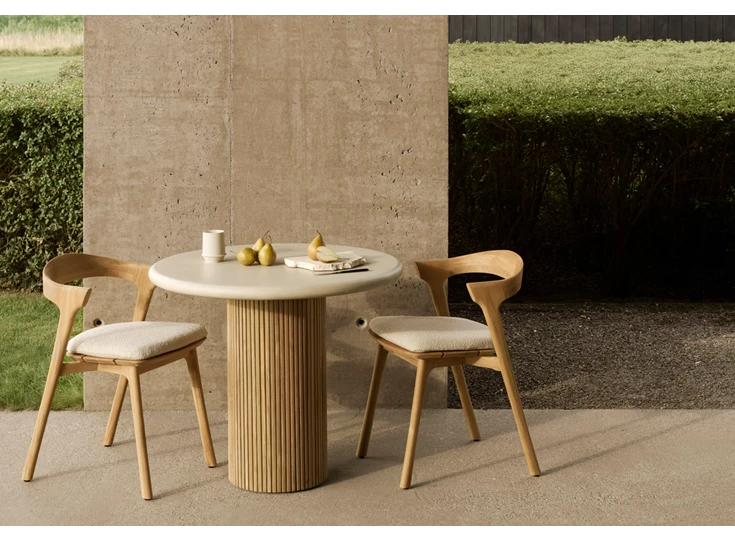 Sfeerfoto Tuintafel Teak Roller Max Outdoor Dining Table Concrete Light Grey 11215 Ethnicraft