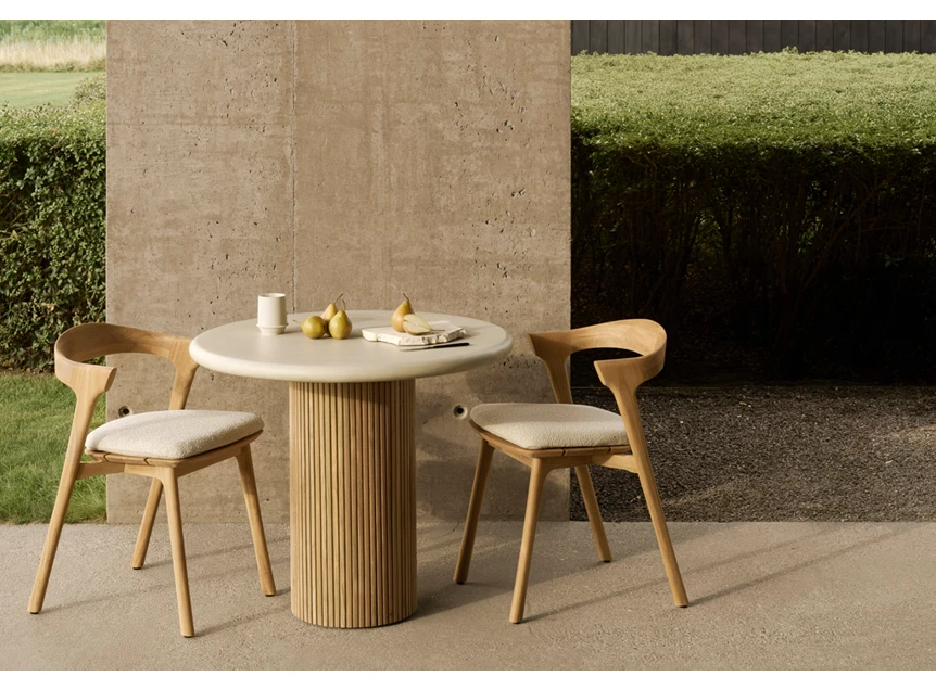 Sfeerfoto Tuintafel Teak Roller Max Outdoor Dining Table Concrete Light Grey 11215 Ethnicraft