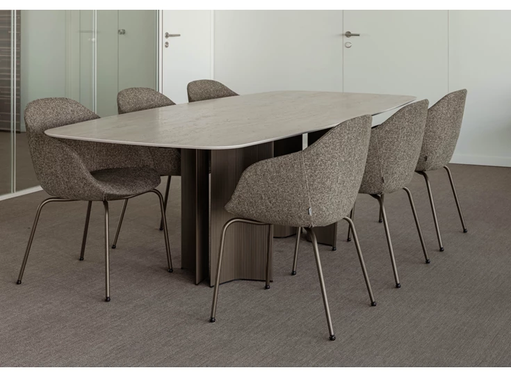 Sfeerfoto Armstoel Nido stof Smooth Tube Base brons Joli