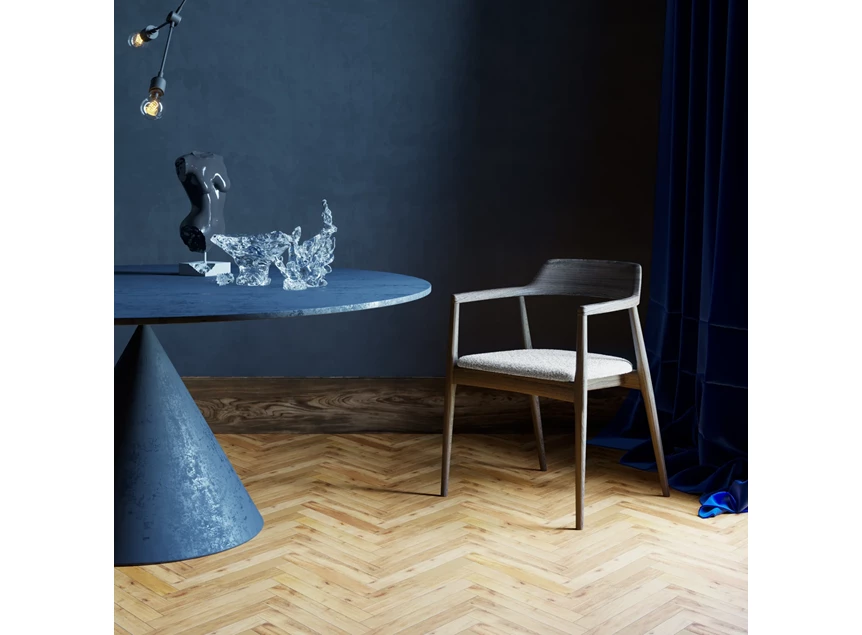 Sfeerfoto Armstoel Motti massief hout eik grijs stof wit Estetica Home