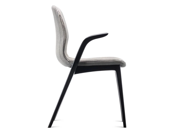 Zijkant Armstoel Monti massief hout beuk zwart stof Estetica Home