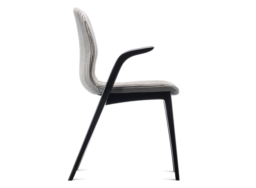 Zijkant Armstoel Monti massief hout beuk zwart stof Estetica Home