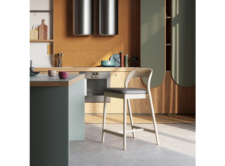 Sfeerfoto Lage barstoel Moly massief hout lichte eik leder taupe Estetica Home