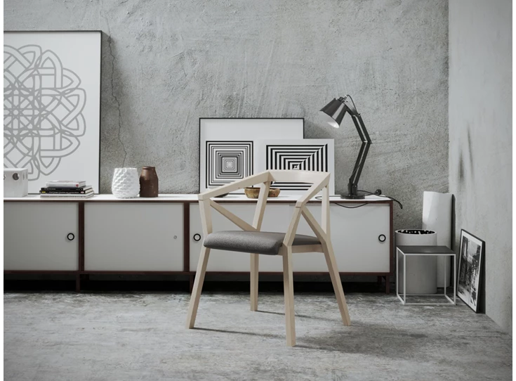 Sfeerfoto Armstoel Geometric massief hout beuk licht leder taupe Estetica Home