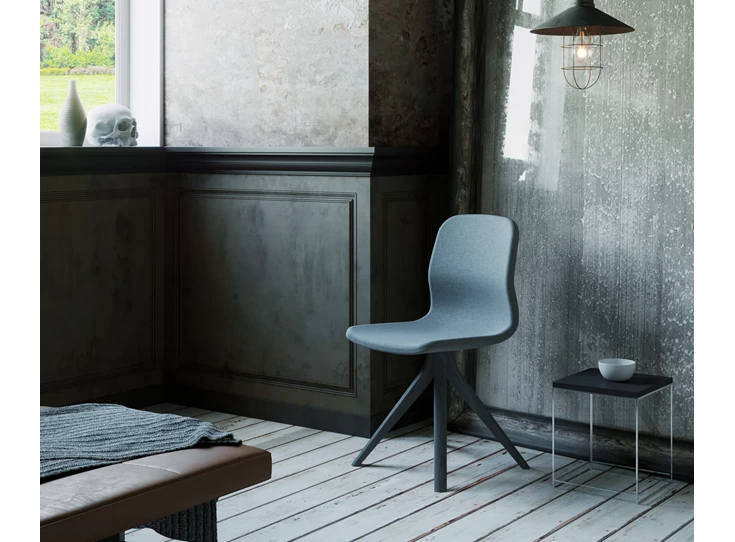 Sfeerfoto Eetkamerstoel Azzar stof grijs onderstel beuk grijs Estetica Home