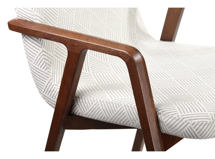 Detail Armstoel Avanti massief hout Amerikaans noot stof beige Estetica Home