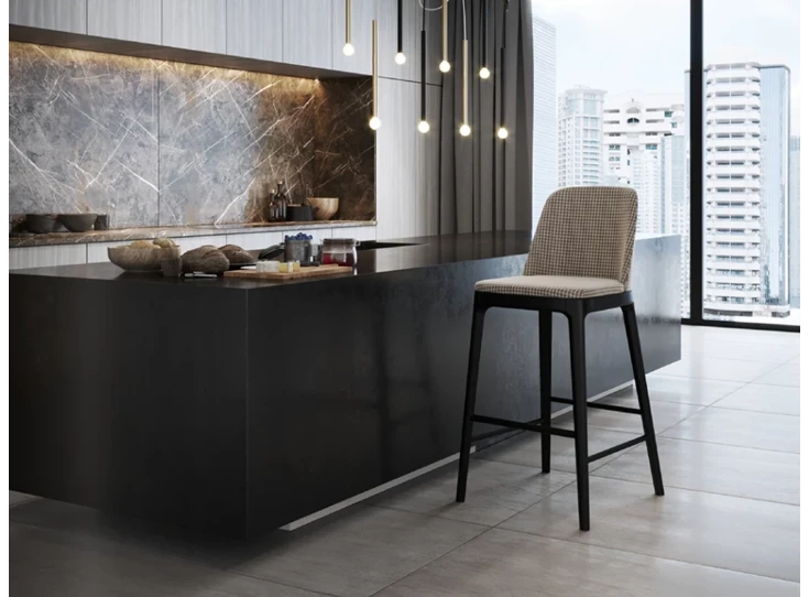 Sfeerfoto Barstoel Almo stof patroon wit zwart poot hout beuk Estetica Home