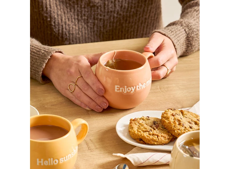 Beker 42cl "Enjoy the moment" roze Muggies sfeerfoto