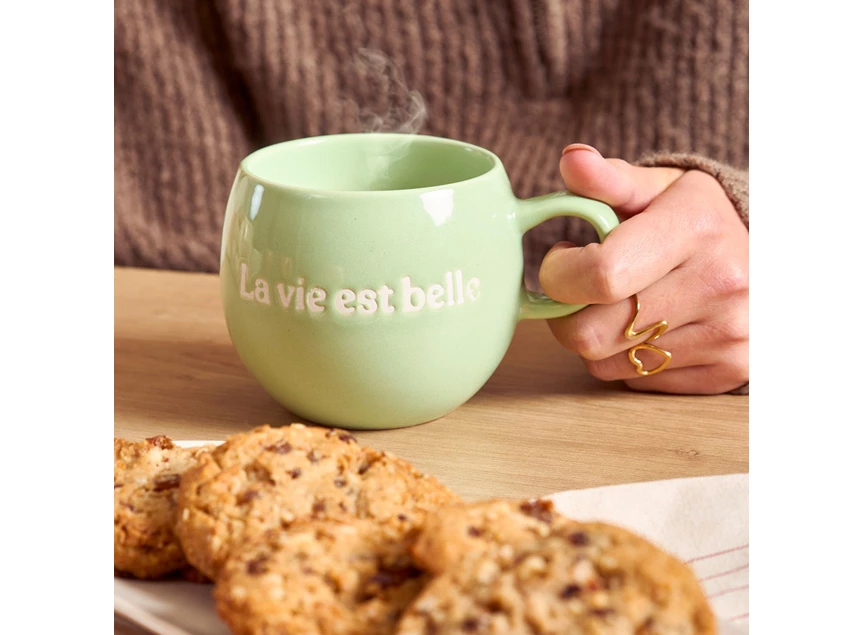 Beker 42cl "La vie est belle" groen Muggies sfeerfoto