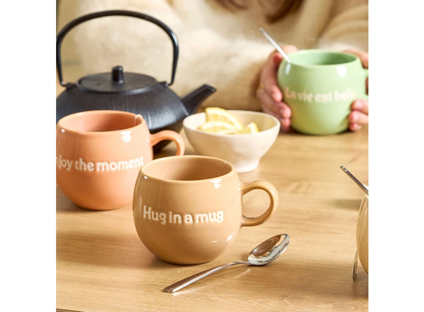 Beker 42cl "Hug in a mug" bruin Muggies sfeerfoto