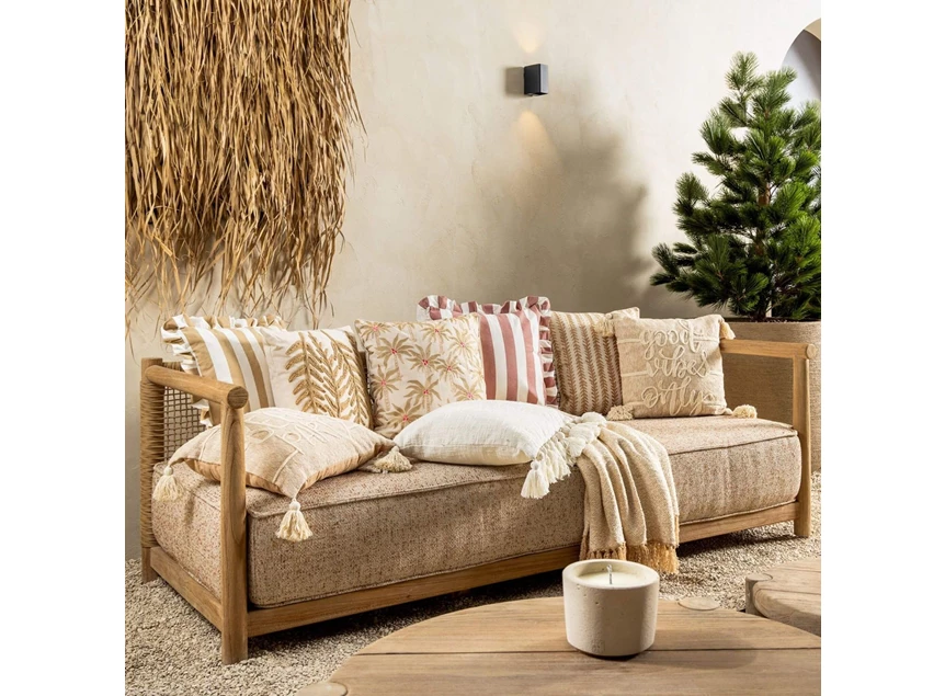 zenna sierkussen 45x45 almond buff sfeerfoto