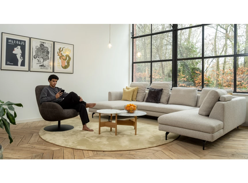 Sfeerfoto Bijzetzetel Noor stof antraciet schotelvoet Moome by Indera