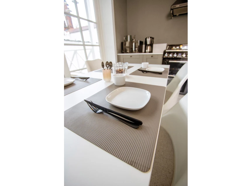 placemat ribbo taupe 33x45 sfeerfoto