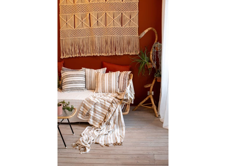 streep kussen indira taupe sfeerfoto