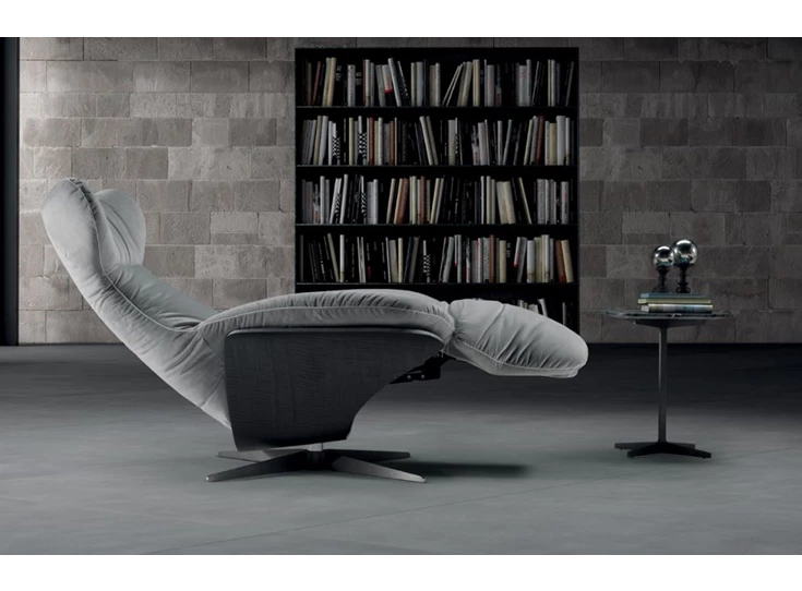 Sfeerfoto Elektrische relax Ilia 2996 batterij stof grijs Natuzzi Italia