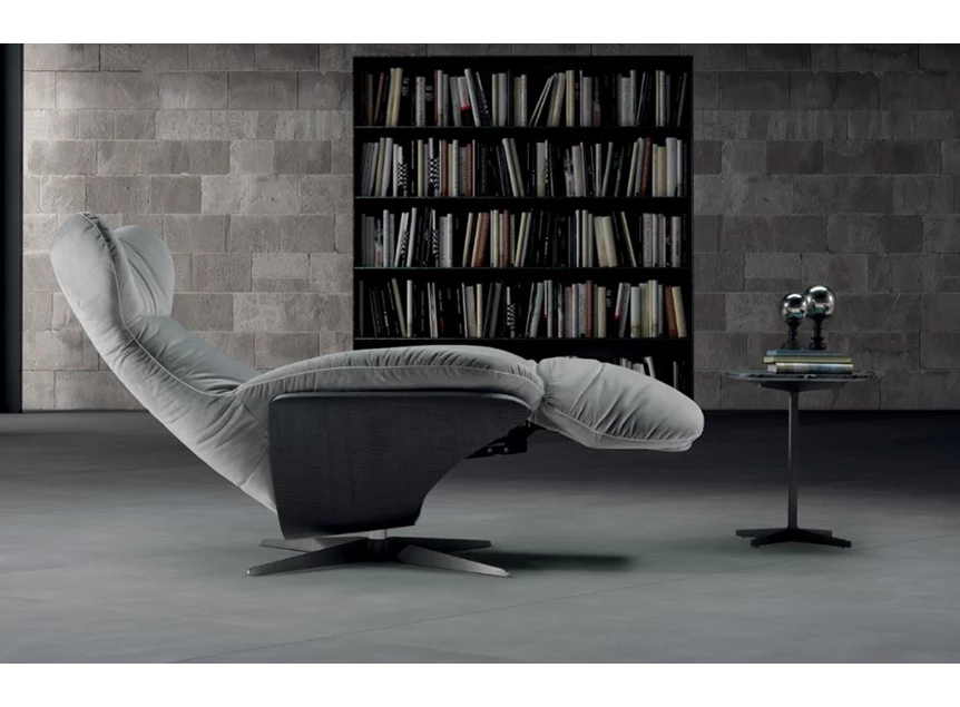 Sfeerfoto Elektrische relax Ilia 2996 batterij stof grijs Natuzzi Italia