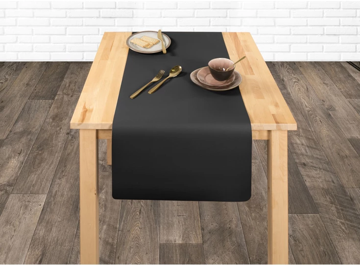 tafelloper leather look zwart 45x145 sfeerfoto