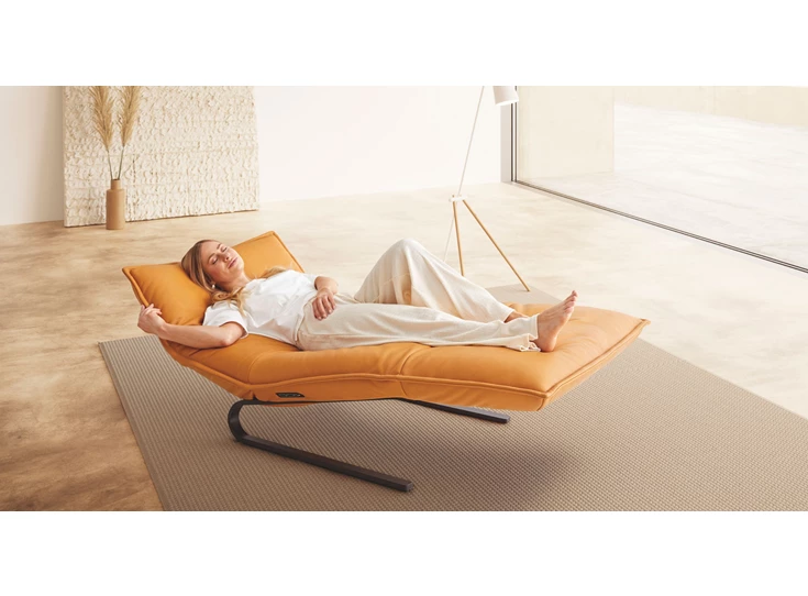 Sfeerfoto relaxfunctie Ligzetel Jill leder amberkleur Koinor