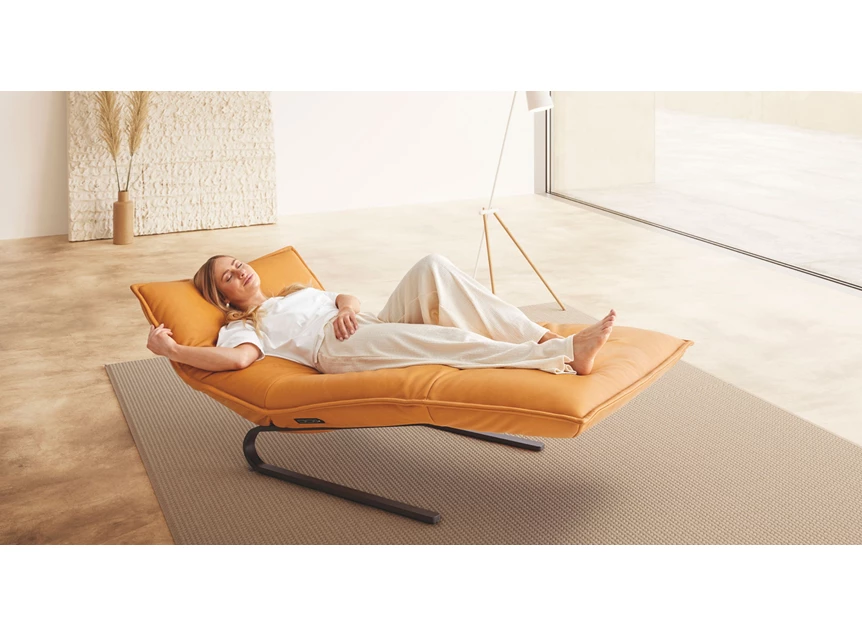 Sfeerfoto relaxfunctie Ligzetel Jill leder amberkleur Koinor