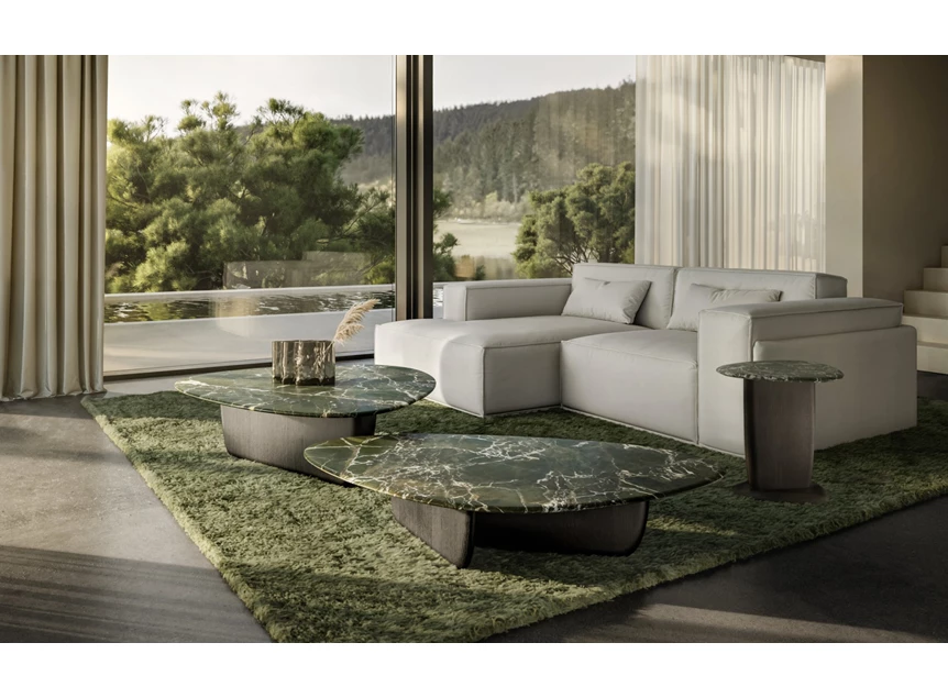 Sfeerfoto Salontafel Lotus 1390 kiezelvorm natuursteen houten poot Draenert