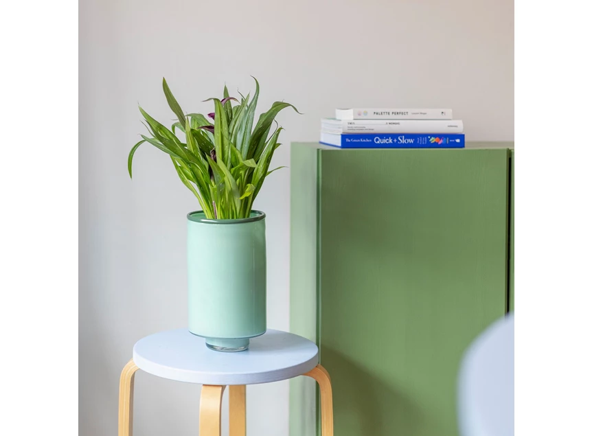 Vase 15xh26cm pistachio groen Milo ONA op stoel