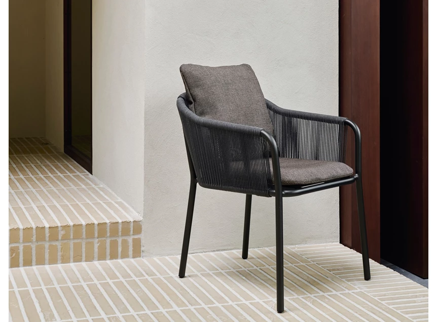 Sfeerfoto Armstoel Capitan tuinstoel Dining Chair Outdoor Dark Bronze 60222 Ethnicraft