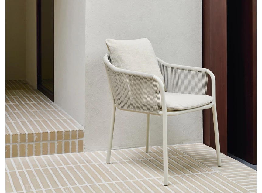 Sfeerfoto Armstoel Capitan tuinstoel Dining Chair Outdoor Sand 60221 Ethnicraft