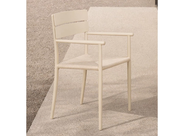 Sfeerfoto Armstoel Elin tuinstoel Outdoor Dining Chair With Arms Sand 60574 Ethnicraft