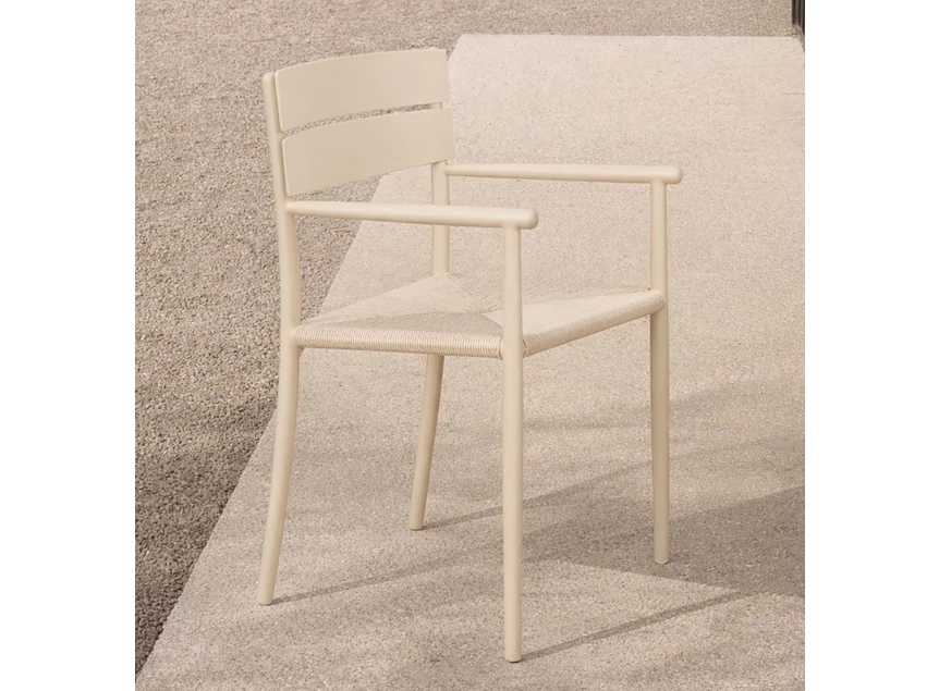 Sfeerfoto Armstoel Elin tuinstoel Outdoor Dining Chair With Arms Sand 60574 Ethnicraft