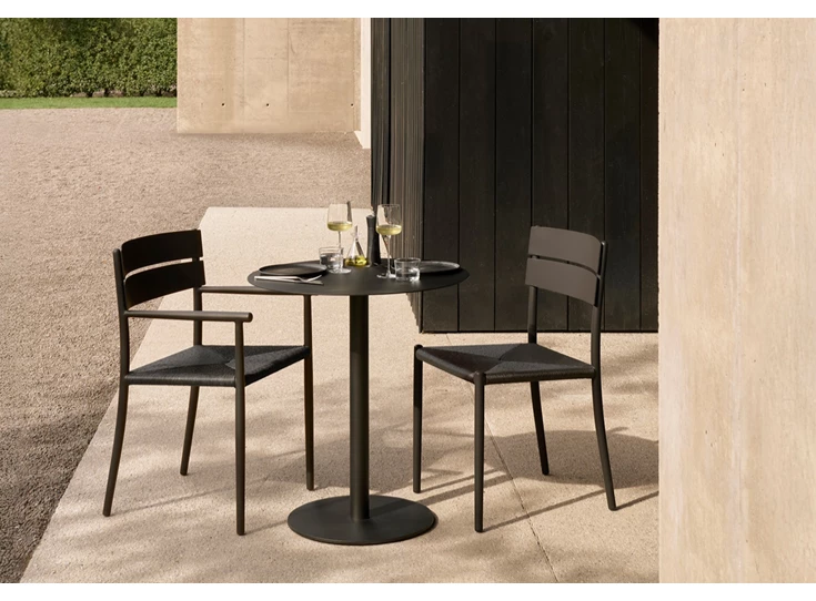 Sfeerfoto Armstoel Elin tuinstoel Outdoor Dining Chair With Arms Dark Bronze 60572 Ethnicraft