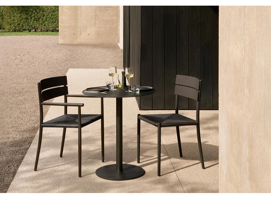 Sfeerfoto Armstoel Elin tuinstoel Outdoor Dining Chair With Arms Dark Bronze 60572 Ethnicraft