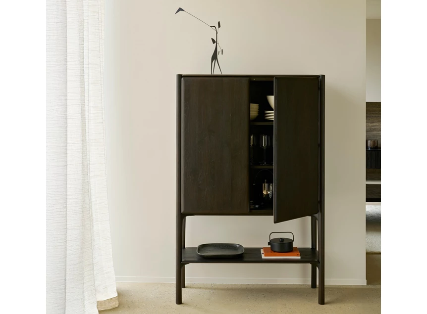 Sfeerfoto deur open Barkast Teak Pi Dark Brown Cupboard 11588 Ethnicraft