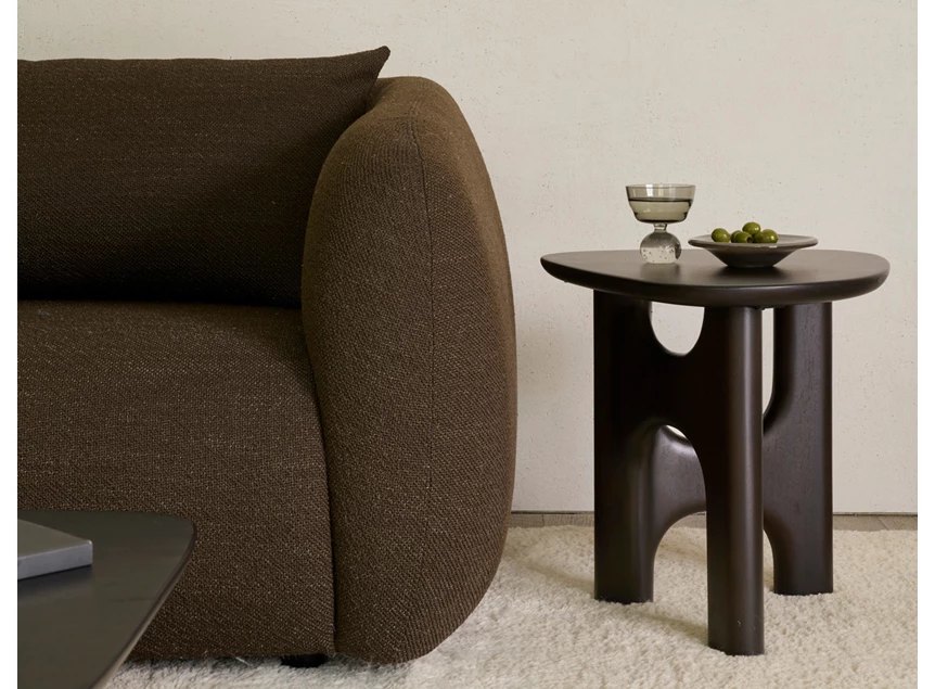 Sfeerfoto Bijzettafel Mahogany Flow Rose Brown Side Table 35096 Ethnicraft