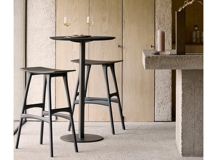 Sfeerfoto Bartafel Blend Round Bar Table Top Black Oak Base Dark Bronze 51953 Ethnicraft