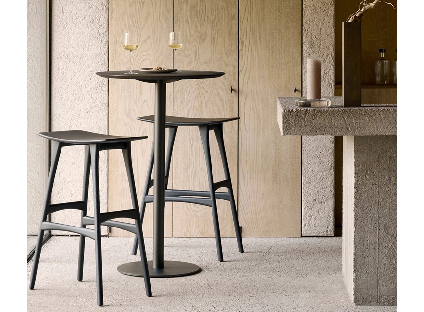 Sfeerfoto Bartafel Blend Round Bar Table Top Brown Oak Base Dark Bronze 51952 Ethnicraft