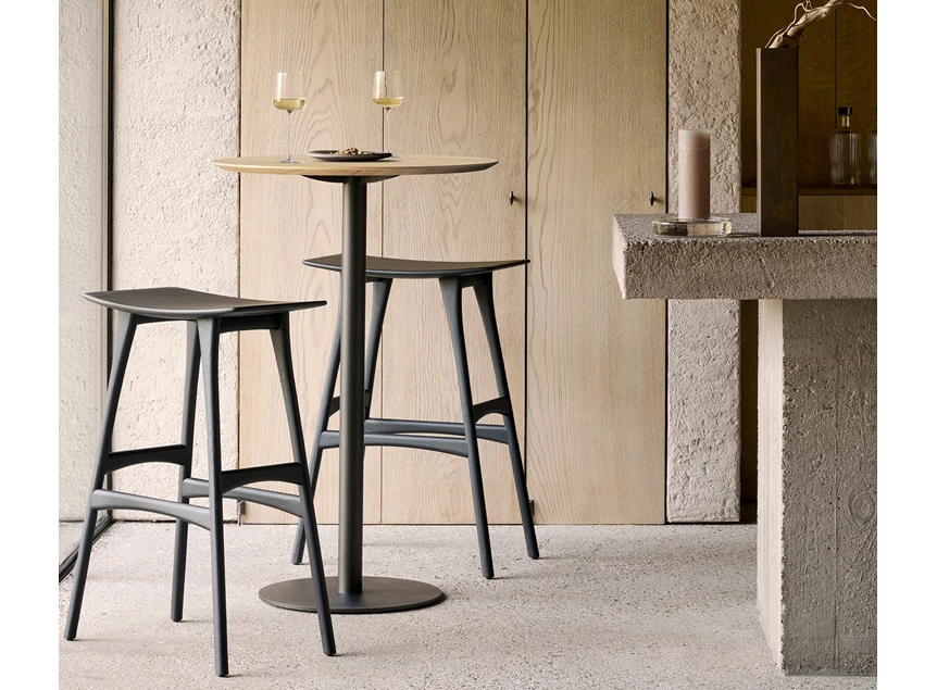 Sfeerfoto Bartafel Blend Round Bar Table Top Oak Base Dark Bronze 51951 Ethnicraft