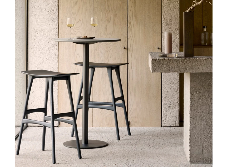 Sfeerfoto Bartafel Blend Round Bar Table Top Leather Muschio Base Dark Bronze 21577 Ethnicraft