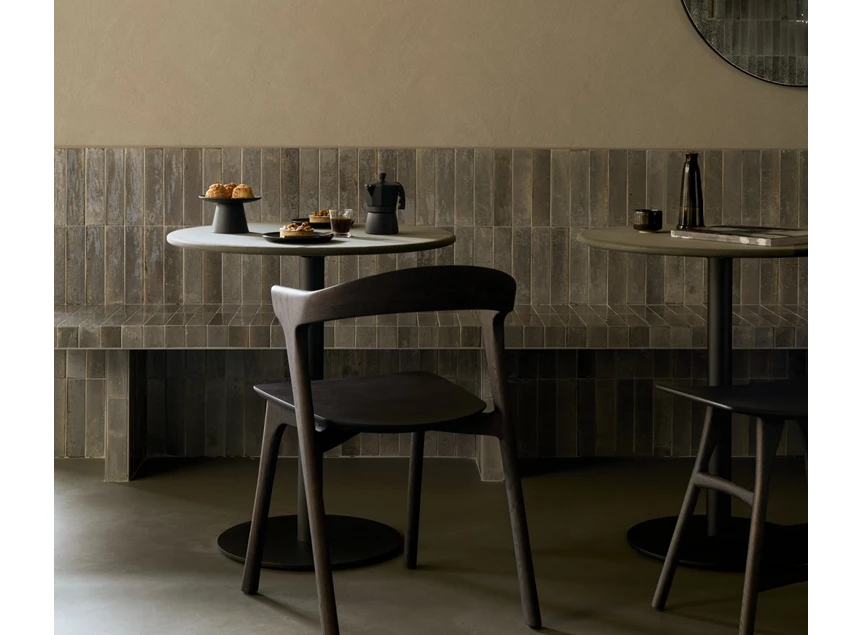 Sfeerfoto Eettafel Blend Round Dining Table Top Leather Muschio Base Dark Bronze 21575 Ethnicraft