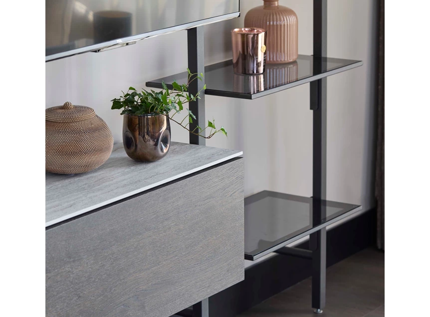 Detail inzetblok Wandrek Stripe met tv ophang metaal antraciet glas eik fineer Bert Plantagie