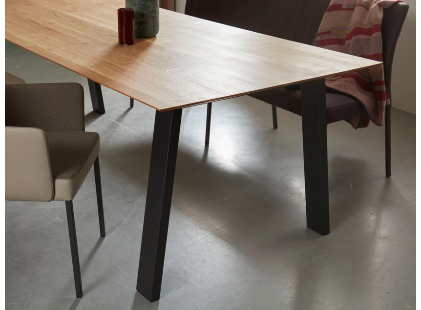 Detail poot Eettafel Wik Table Talk massief eik Bert Plantagie