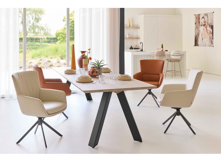 Sfeerfoto Eettafel Tristan Steel massief hout Bert Plantagie