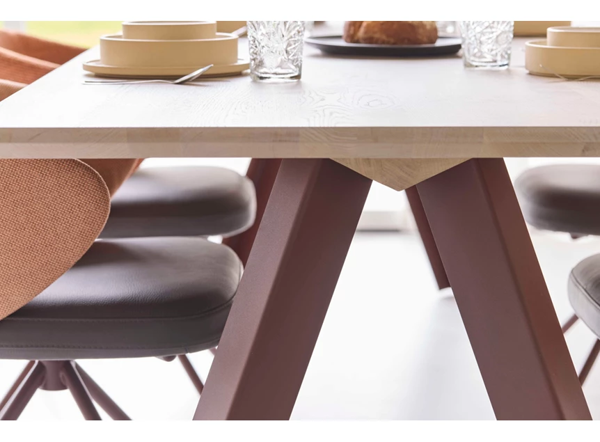 Detail Eettafel Tristan Steel massief hout metalen onderstel Bert Plantagie