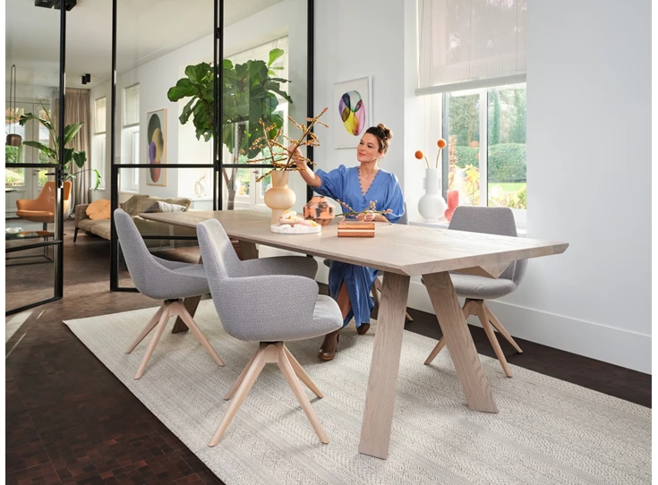 Sfeerfoto Eettafel Tristan massief hout eik pale grey Bert Plantagie