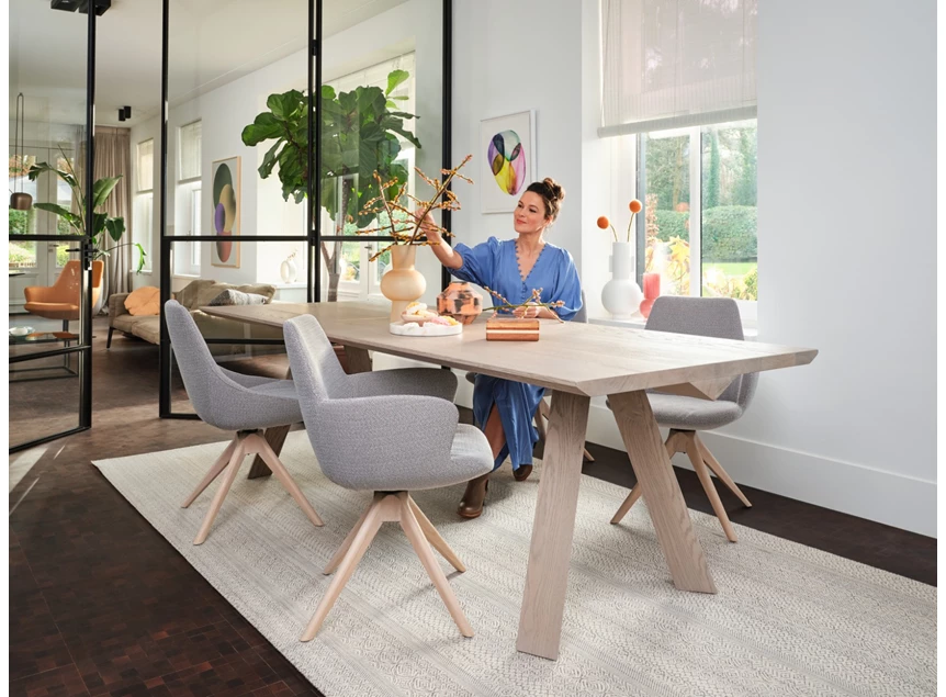 Sfeerfoto Eettafel Tristan massief hout eik pale grey Bert Plantagie
