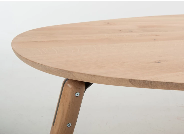 Detail Eettafel Trinity driehoekig massief hout eik natuur Bert Plantagie