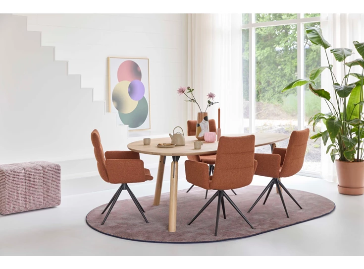 Sfeerfoto Eettafel Trinity driehoekig massief hout eik natuur Bert Plantagie