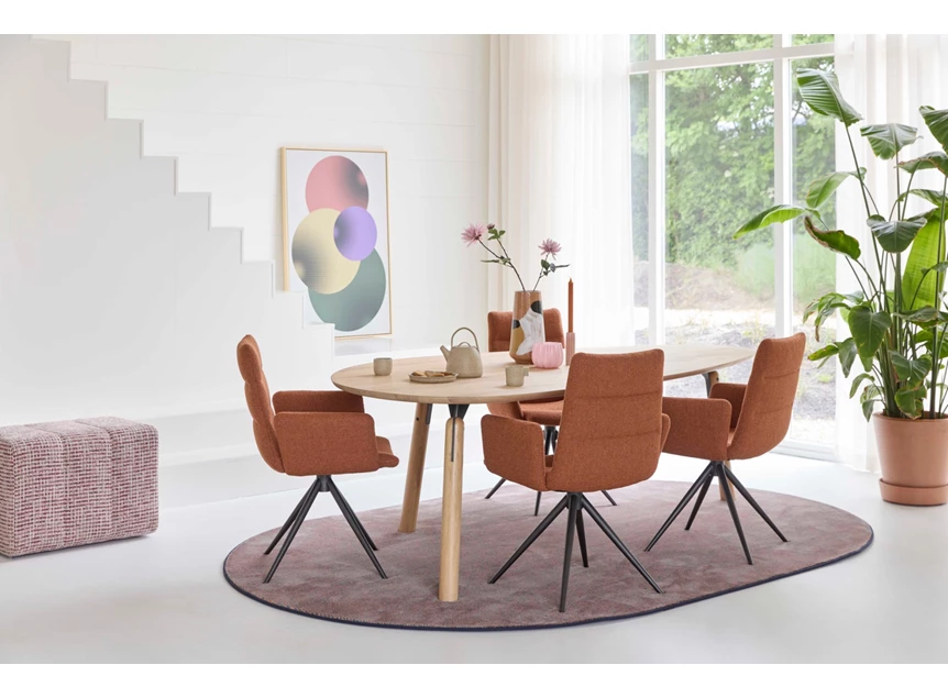 Sfeerfoto Eettafel Trinity driehoekig massief hout eik natuur Bert Plantagie