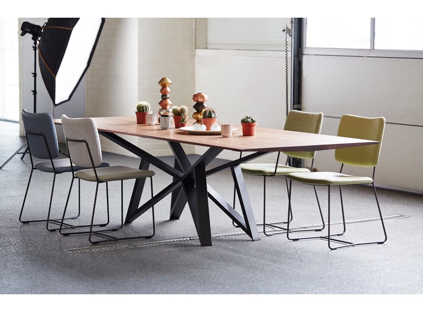 Sfeerfoto Eettafel Stella massief hout Ameikaans noot Bert Plantagie