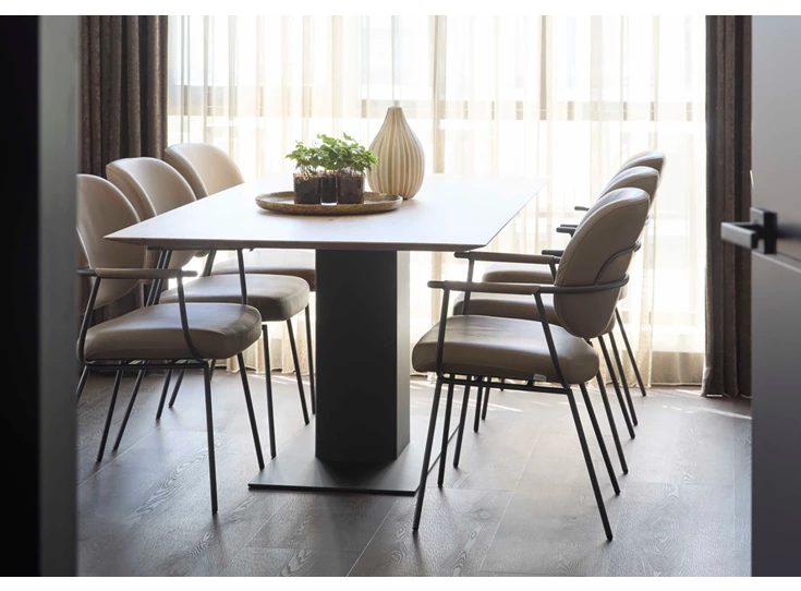 Sfeerfoto Eettafel Shelter massief eik bianco centrale zuil Bert Plantagie