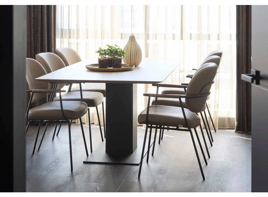 Sfeerfoto Eettafel Shelter massief eik bianco centrale zuil Bert Plantagie